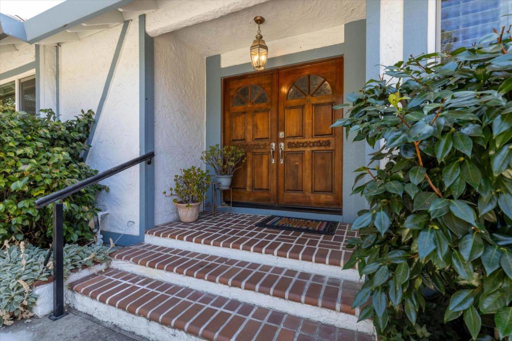 640 Easy Street Property Photo 4