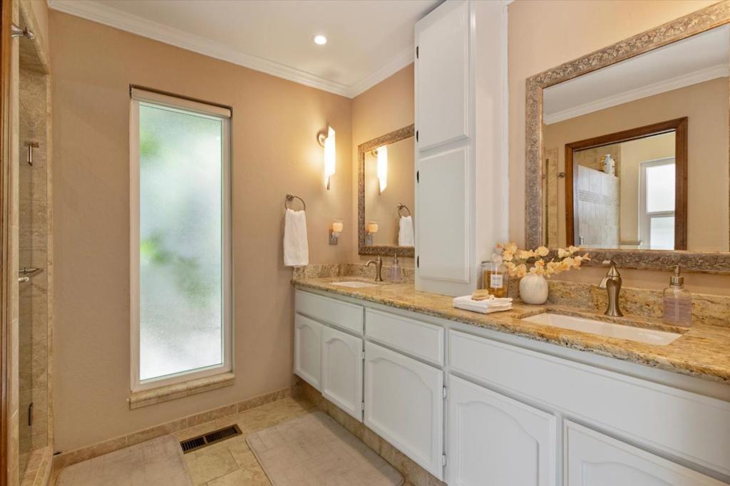 640 Easy Street Property Photo 16