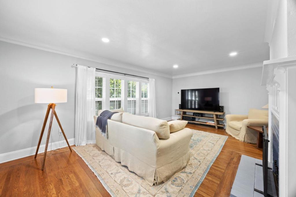 555 Begier Avenue Property Photo 4
