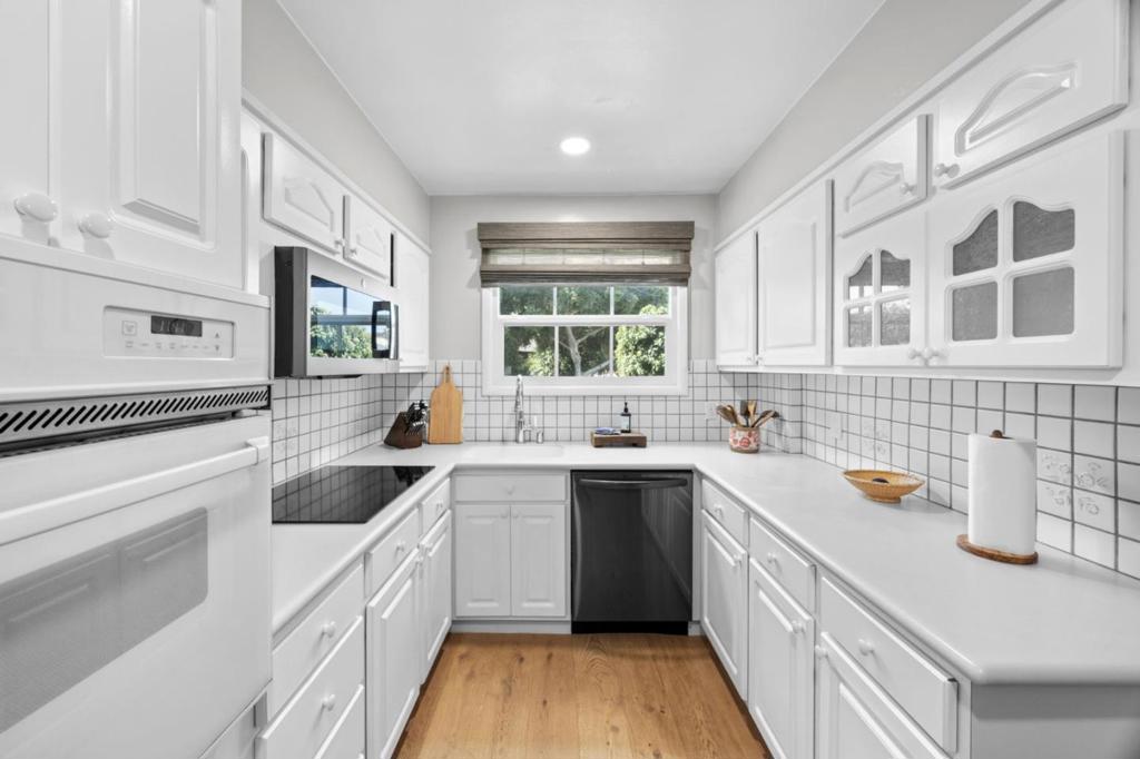 555 Begier Avenue Property Photo 8
