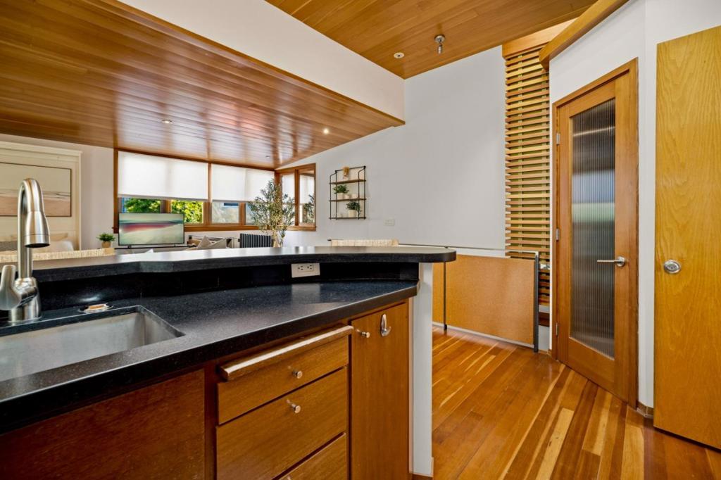 211 Grand Avenue Property Photo 15