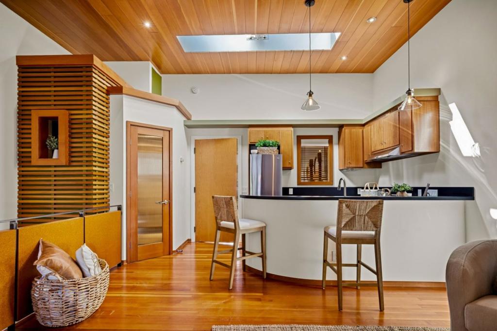 211 Grand Avenue Property Photo 16