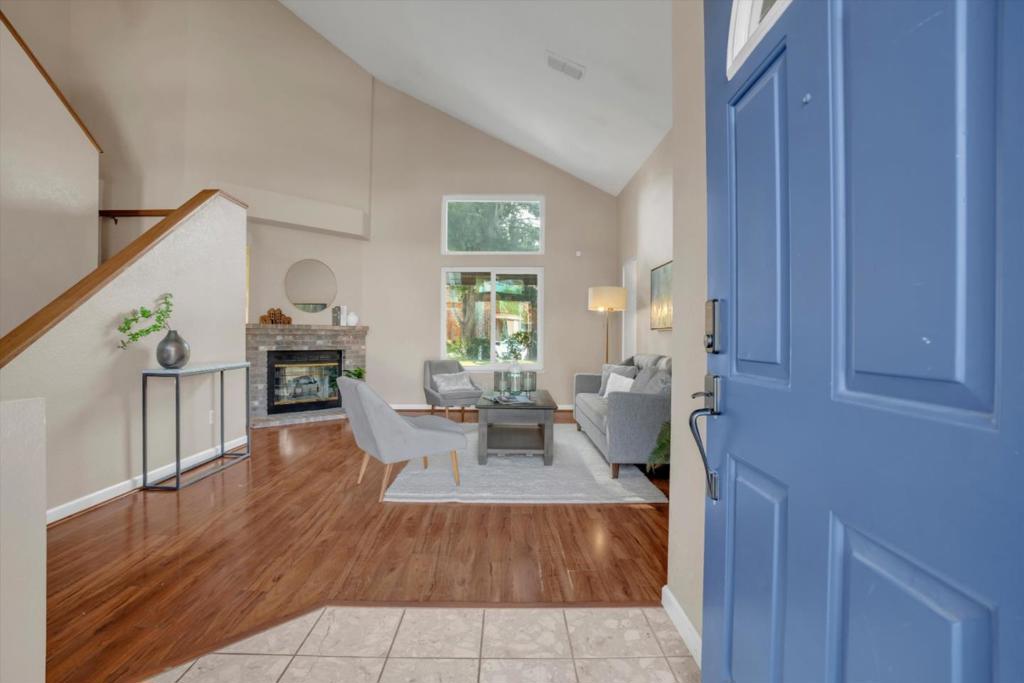 825 Foxwood Drive Property Photo 3