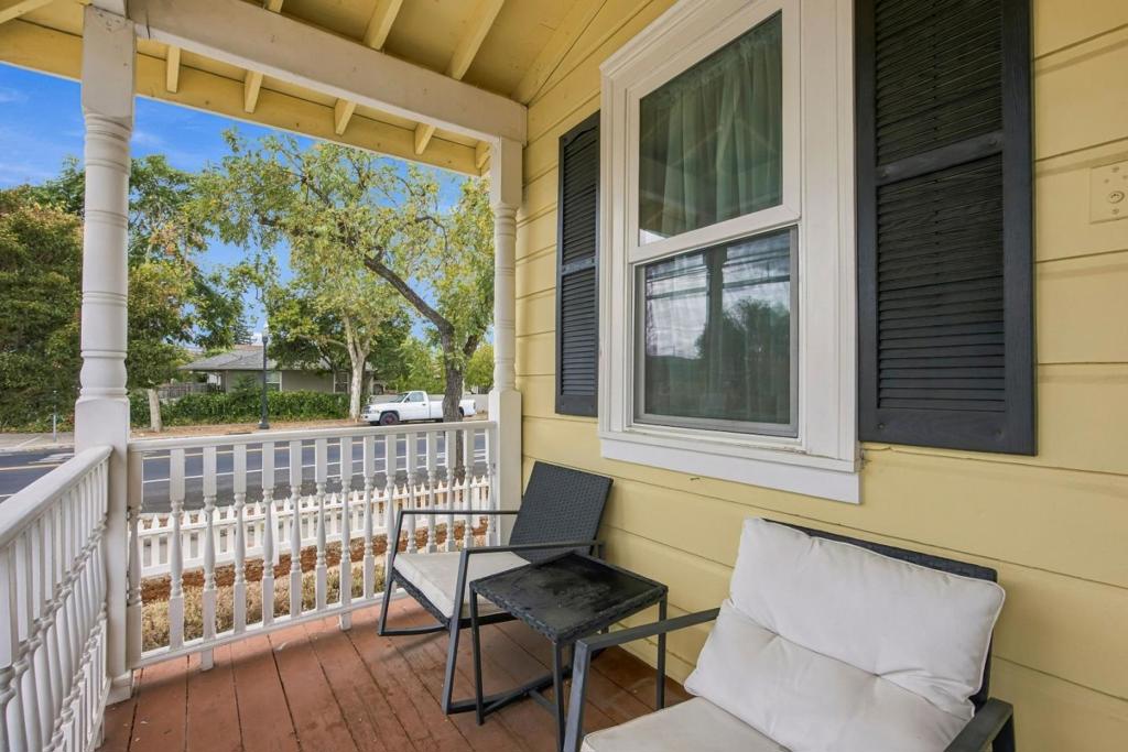 307 E 6th Street Property Photo 4