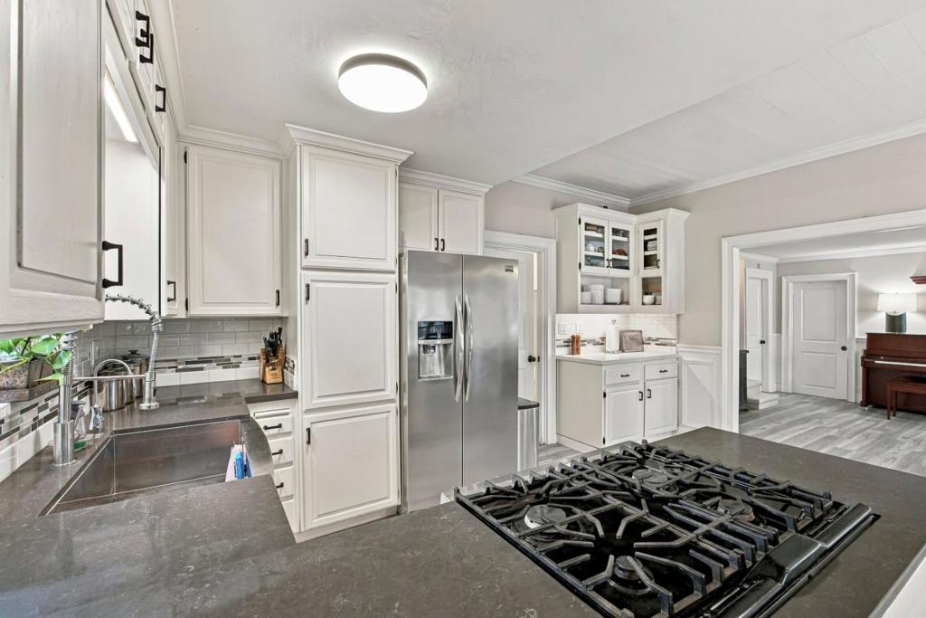 307 E 6th Street Property Photo 11
