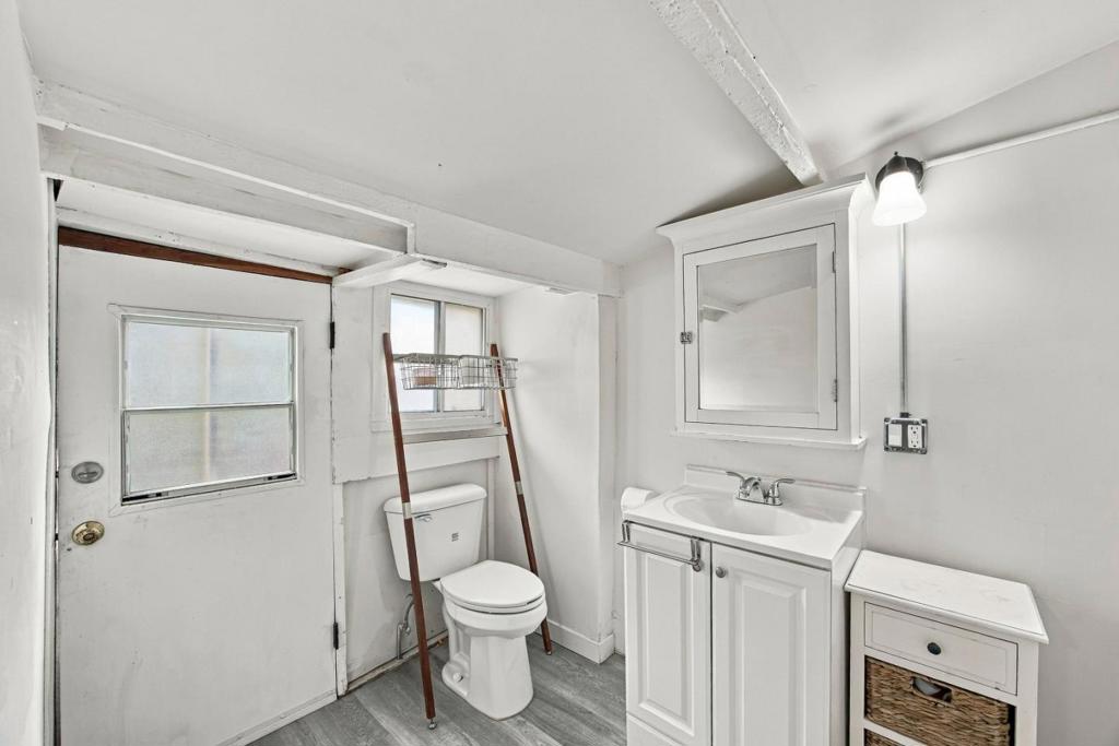 307 E 6th Street Property Photo 38