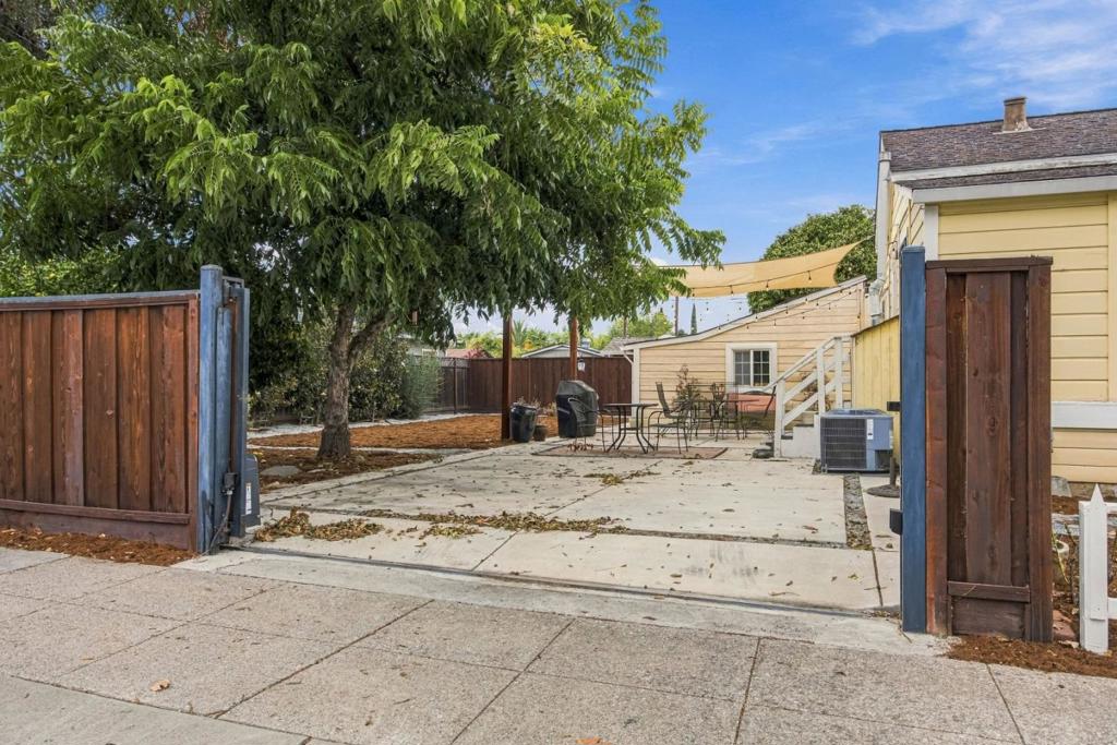 307 E 6th Street Property Photo 49