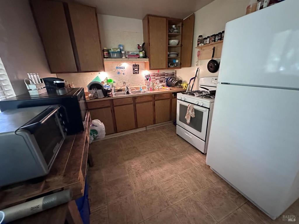 2721 Victoria Drive Property Photo 1