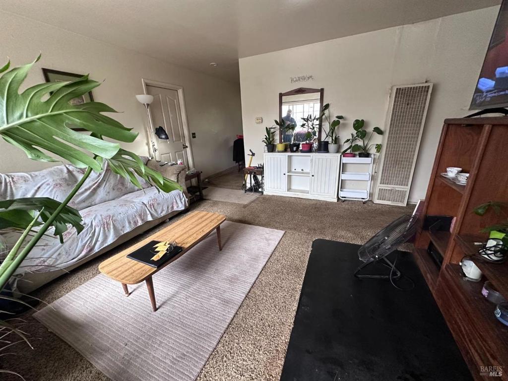 2721 Victoria Drive Property Photo 3
