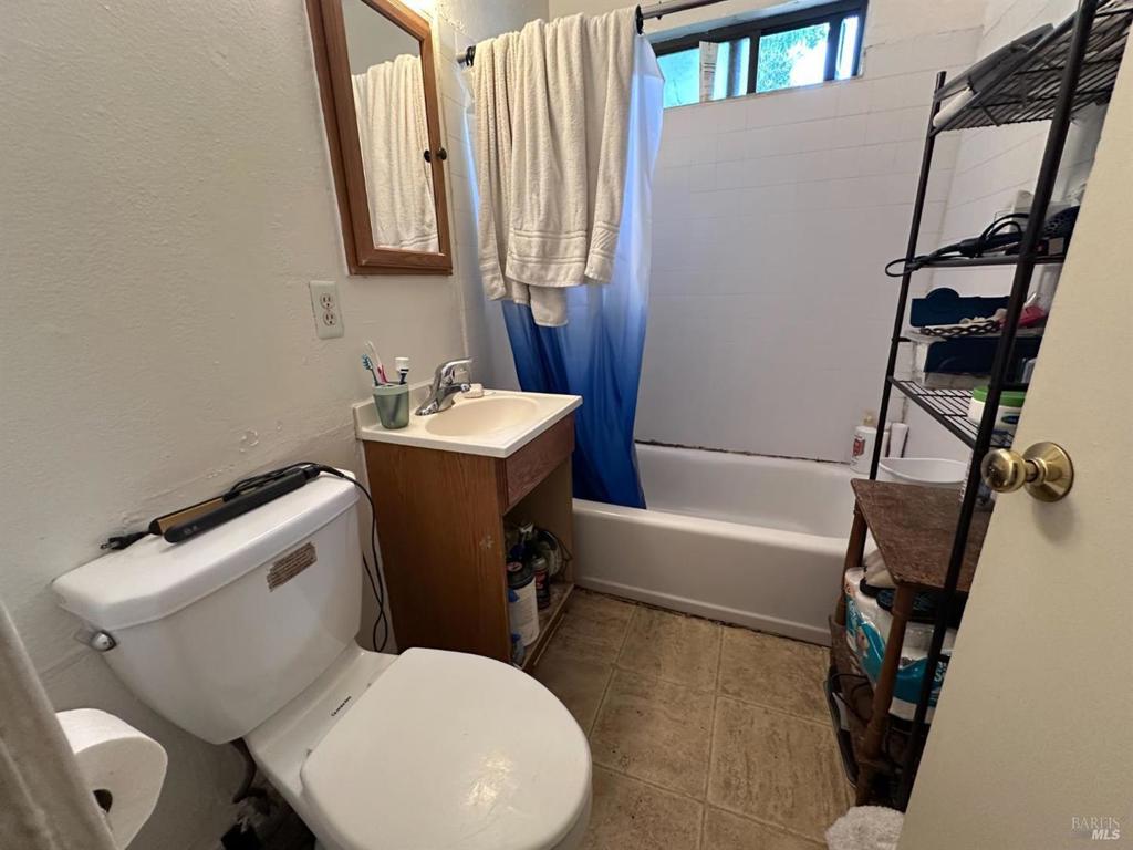 2721 Victoria Drive Property Photo 4