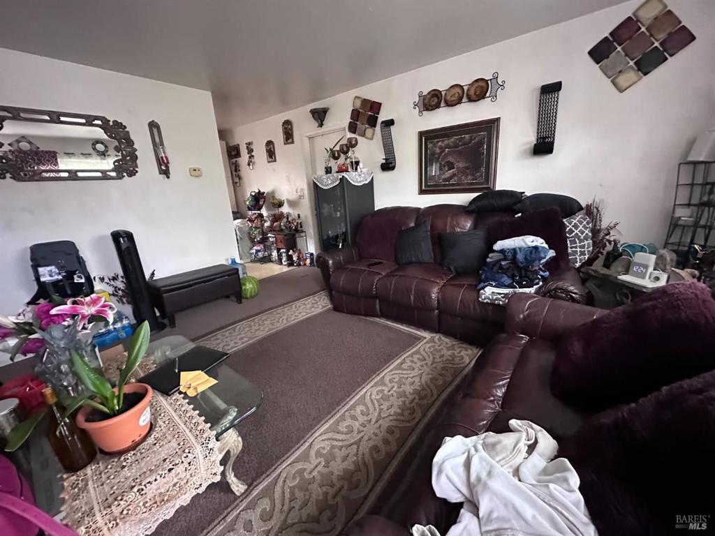 2721 Victoria Drive Property Photo 5
