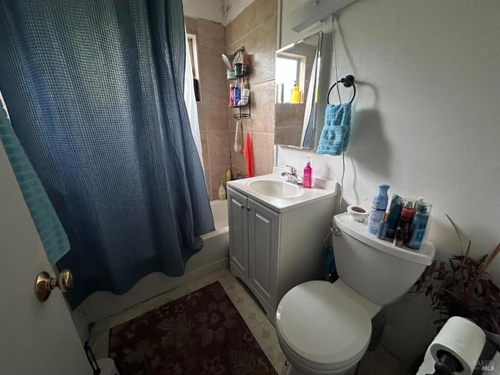 2721 Victoria Drive Property Photo 7