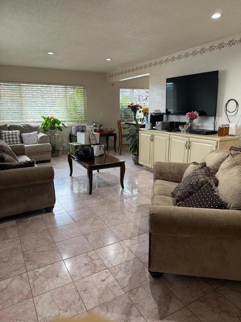 2 Perez Circle Property Photo 2
