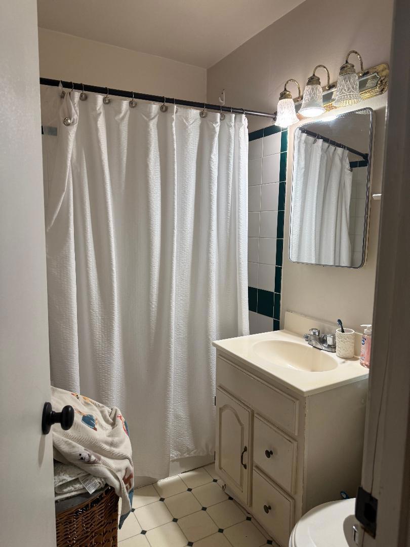 2 Perez Circle Property Photo 5