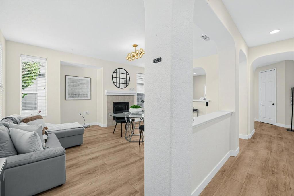 1886 Zurlo Way Property Photo 3