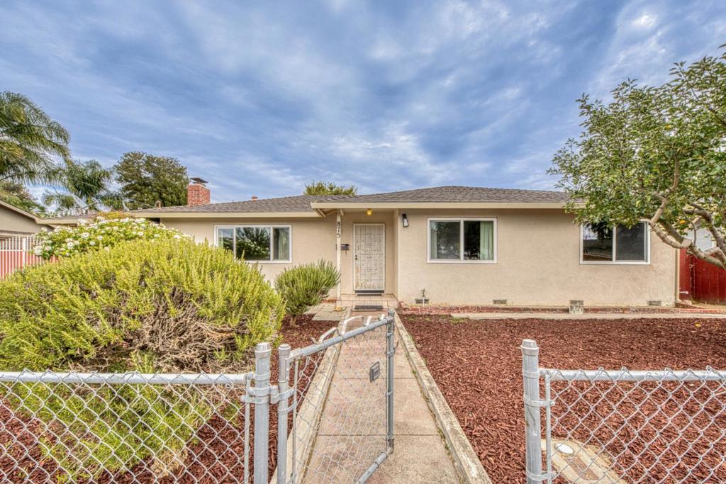 875 Suiter Street Property Photo 1