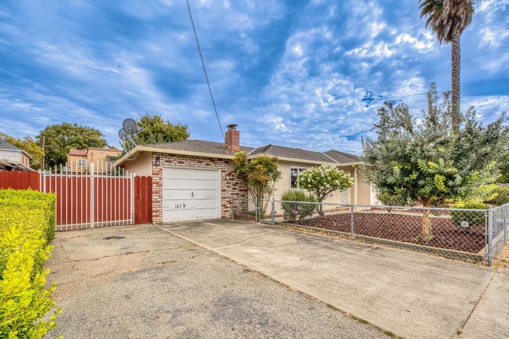 875 Suiter Street Property Photo 2