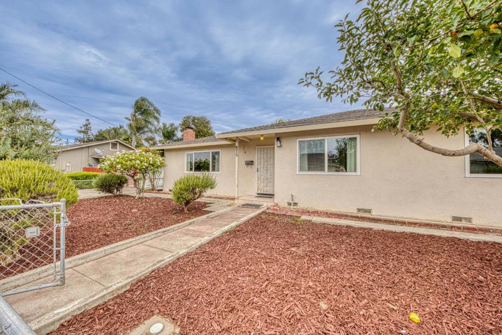 875 Suiter Street Property Photo 3