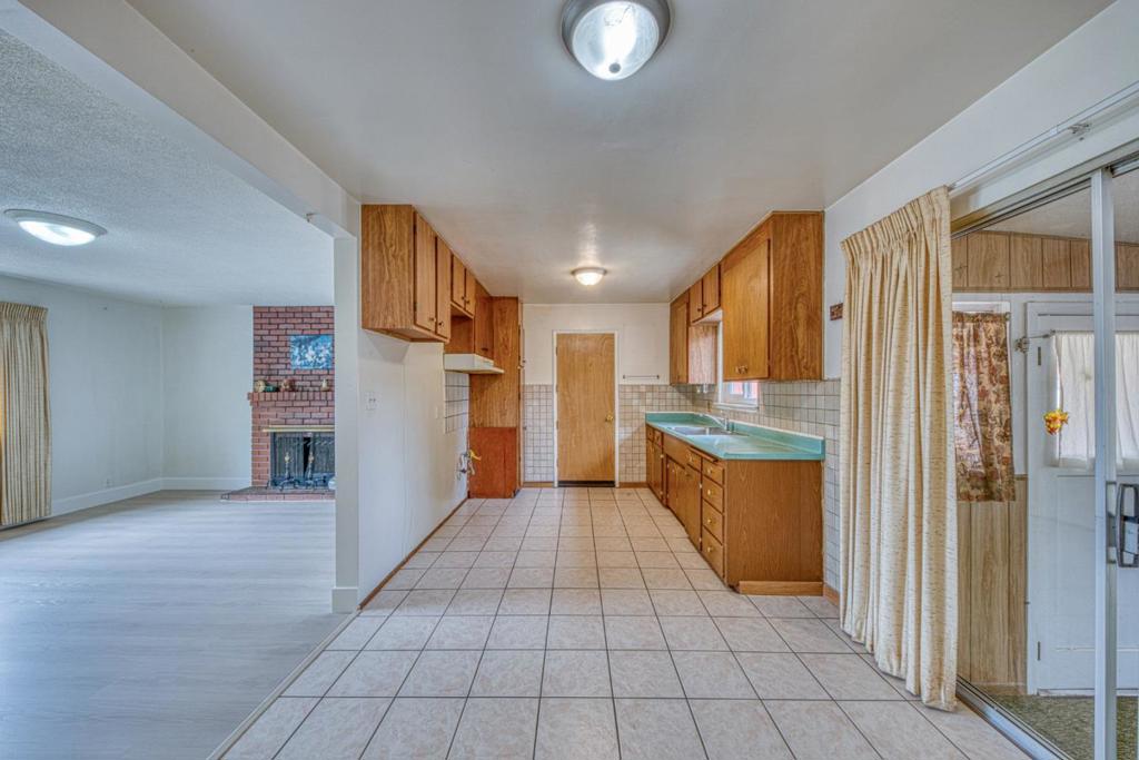 875 Suiter Street Property Photo 8
