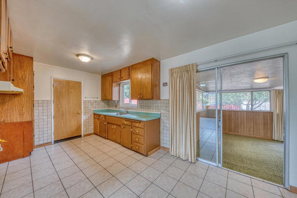 875 Suiter Street Property Photo 9