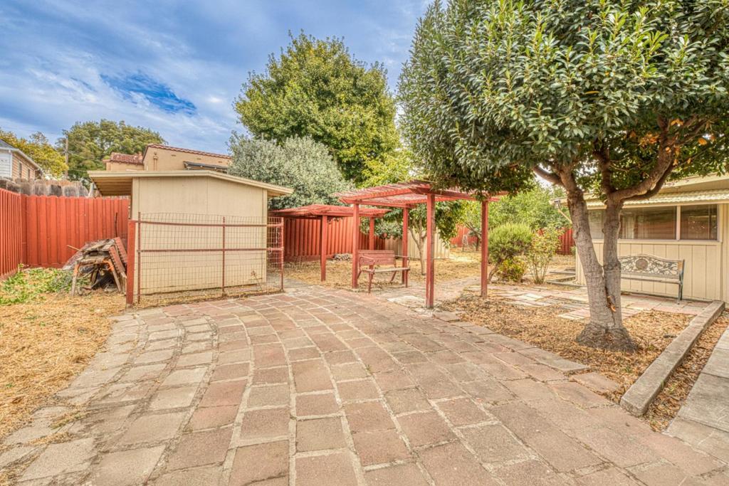 875 Suiter Street Property Photo 27