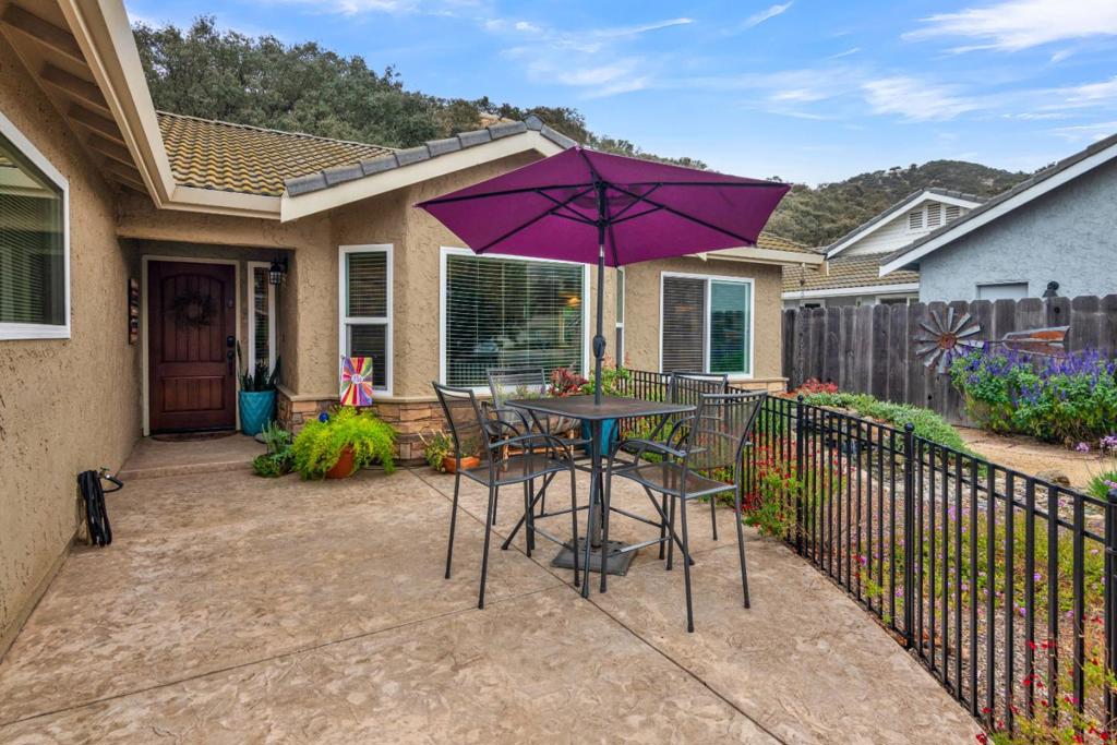 46405 Pine Meadow Place Property Photo 3