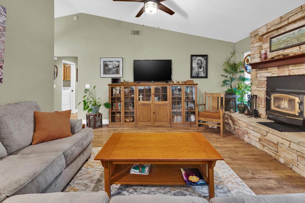 46405 Pine Meadow Place Property Photo 13