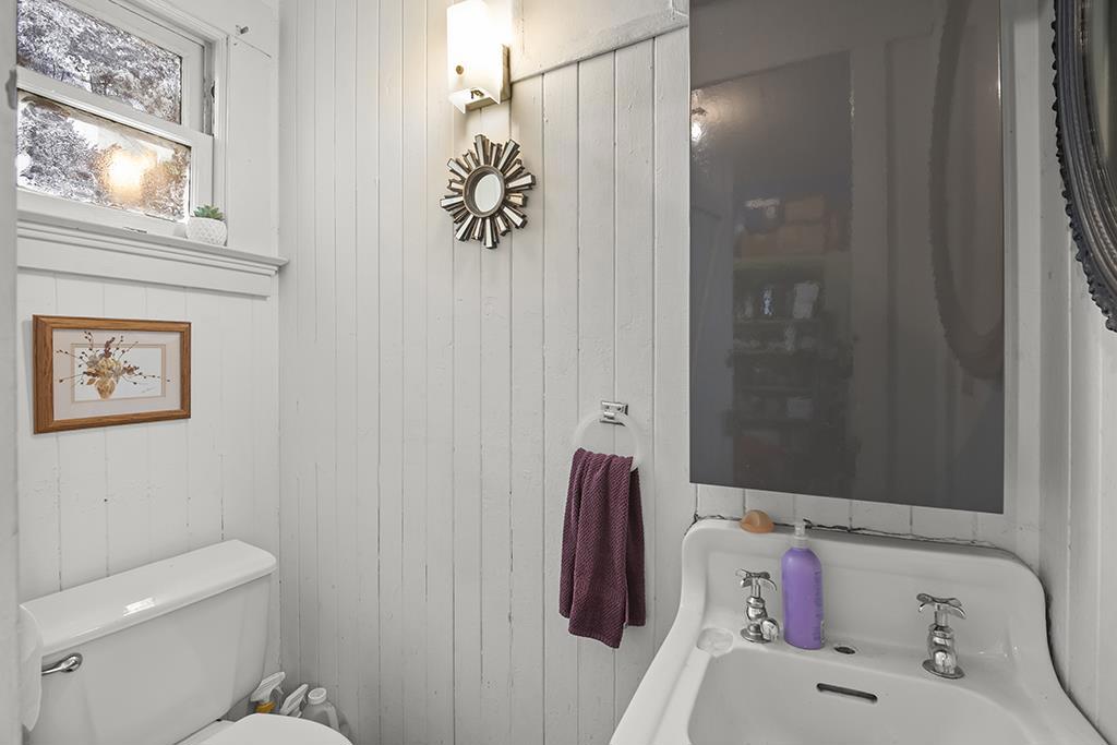320330 Athol Avenue Property Photo 29