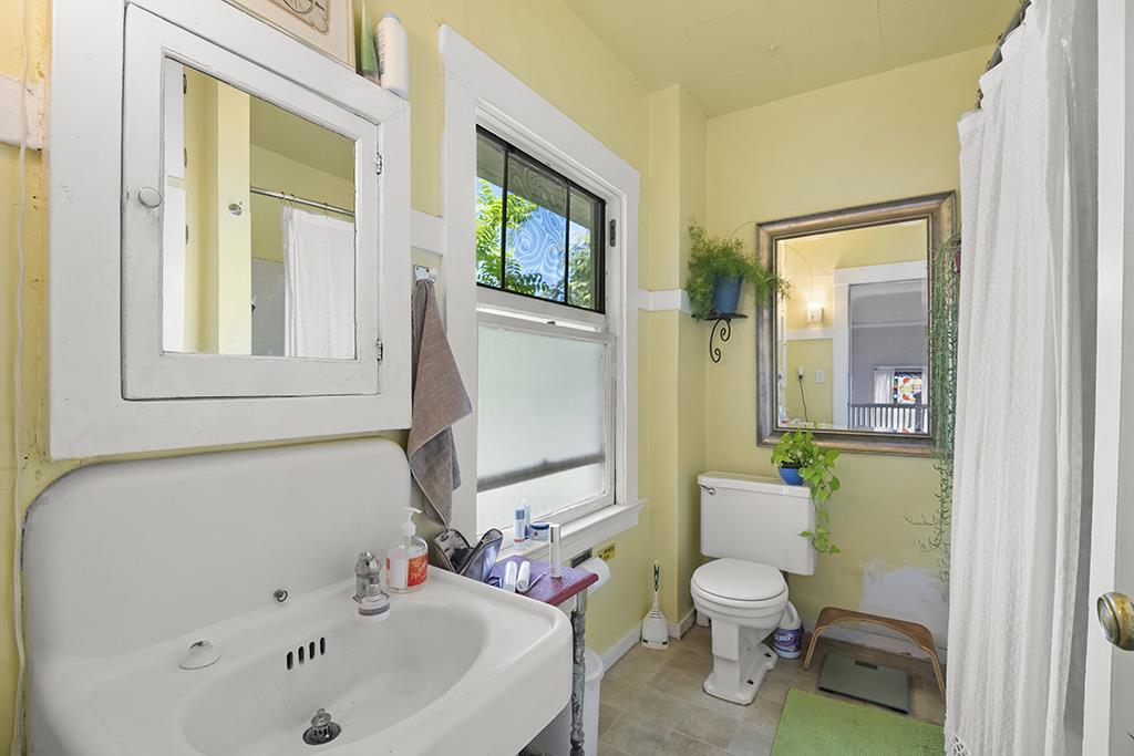 320330 Athol Avenue Property Photo 31