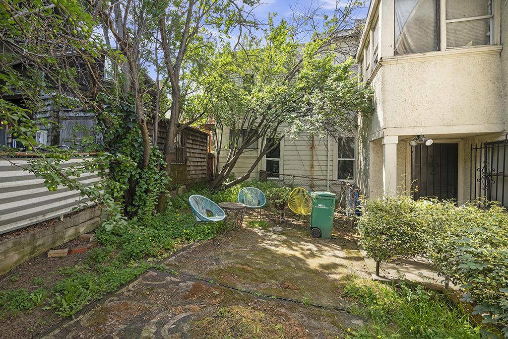 320330 Athol Avenue Property Photo 32