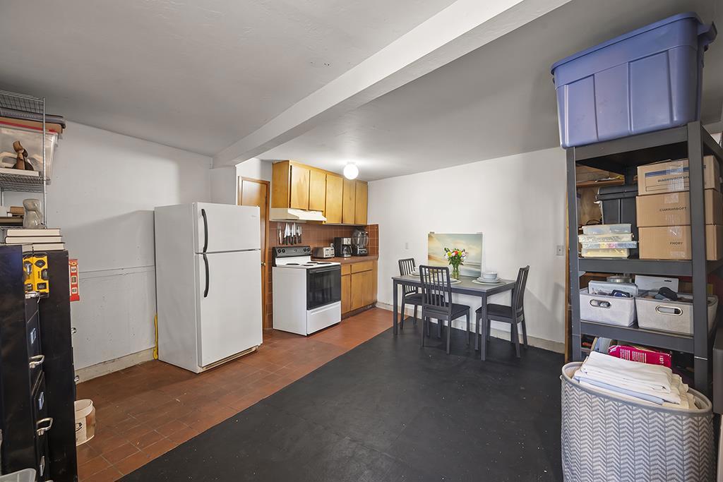 320330 Athol Avenue Property Photo 34