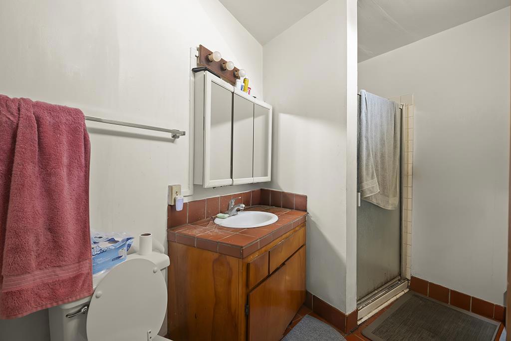 320330 Athol Avenue Property Photo 36
