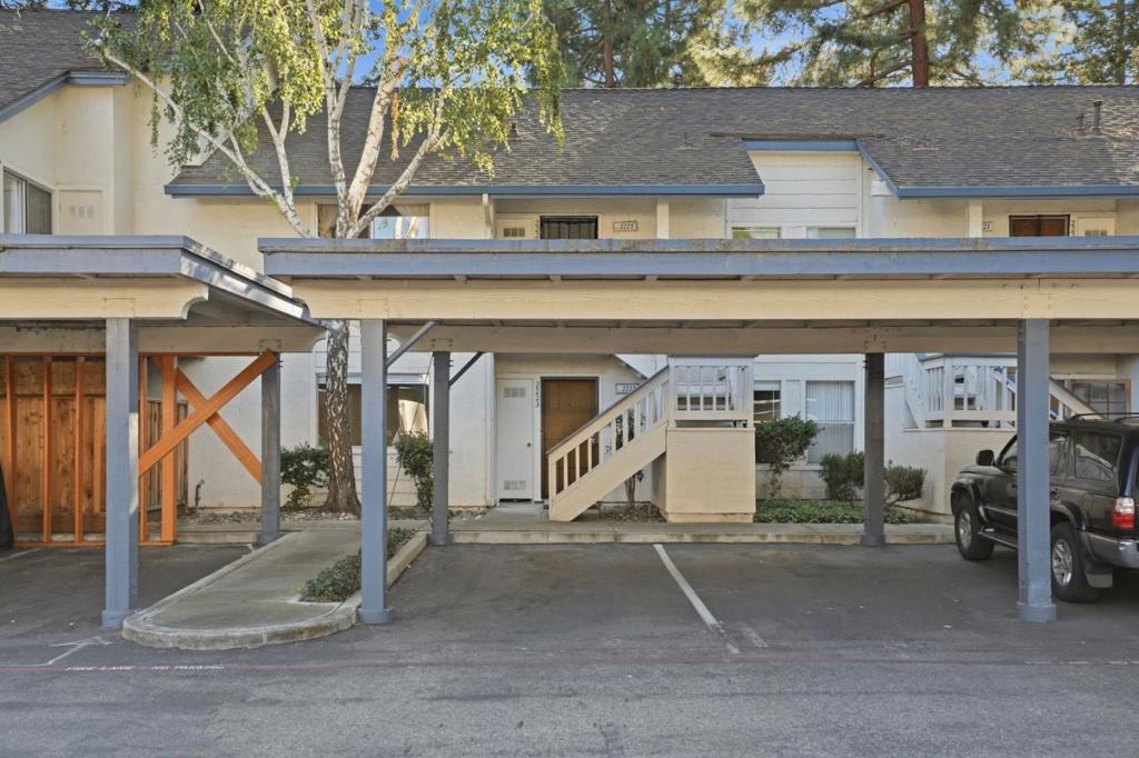 2223 Summereve Court Property Photo 1