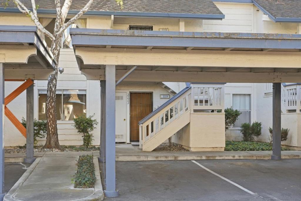 2223 Summereve Court Property Photo 3