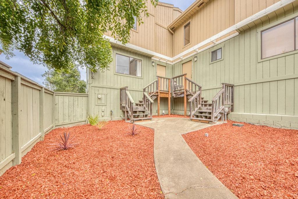 1011 Hilby Avenue D Property Photo 2