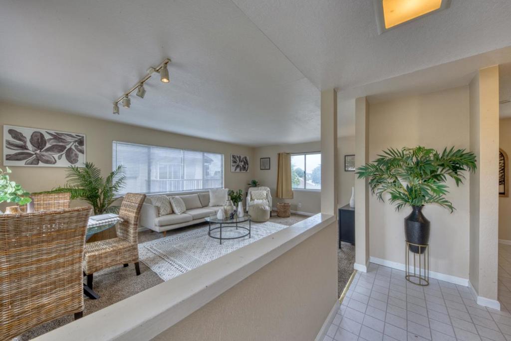 1011 Hilby Avenue D Property Photo 3