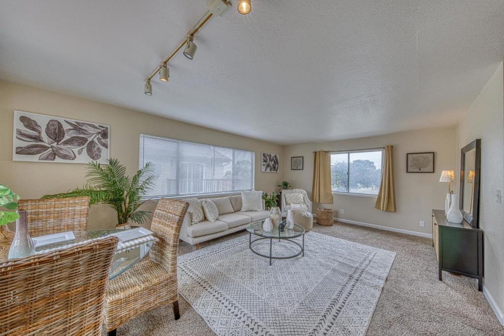 1011 Hilby Avenue D Property Photo 6