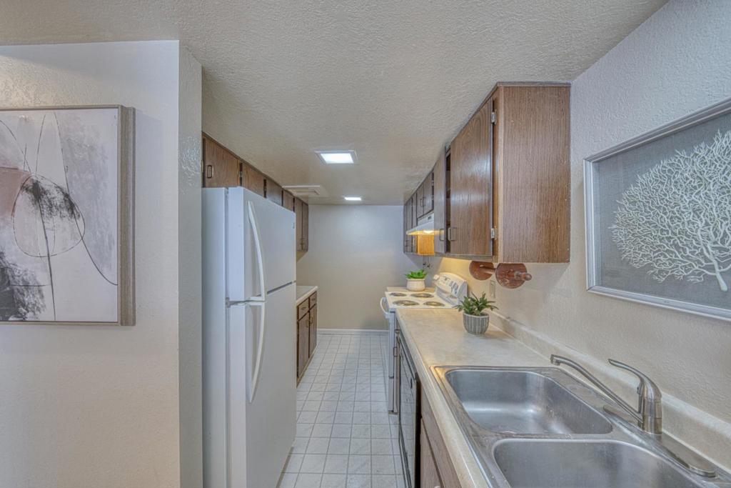 1011 Hilby Avenue D Property Photo 8