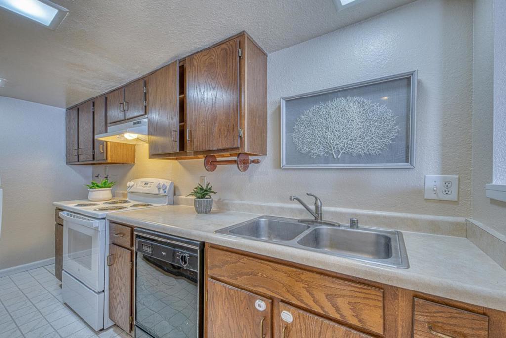 1011 Hilby Avenue D Property Photo 9
