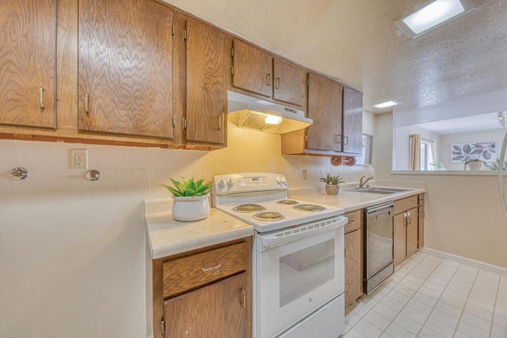 1011 Hilby Avenue D Property Photo 10