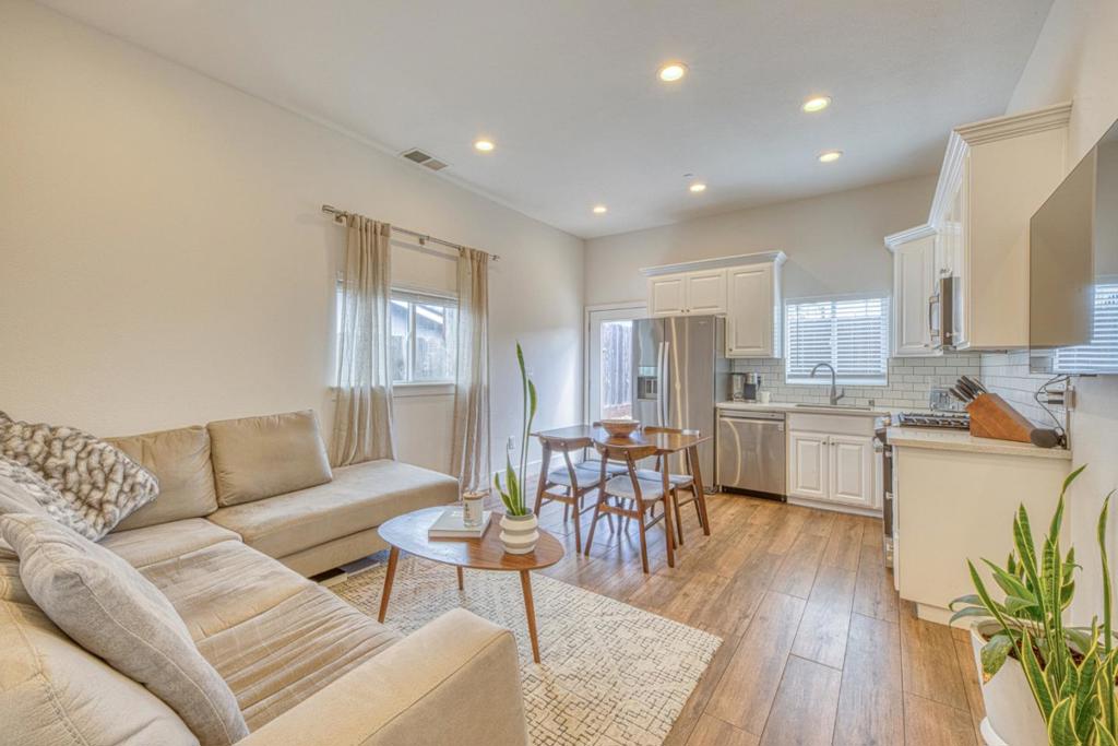 1816 Baker Street Property Photo 4