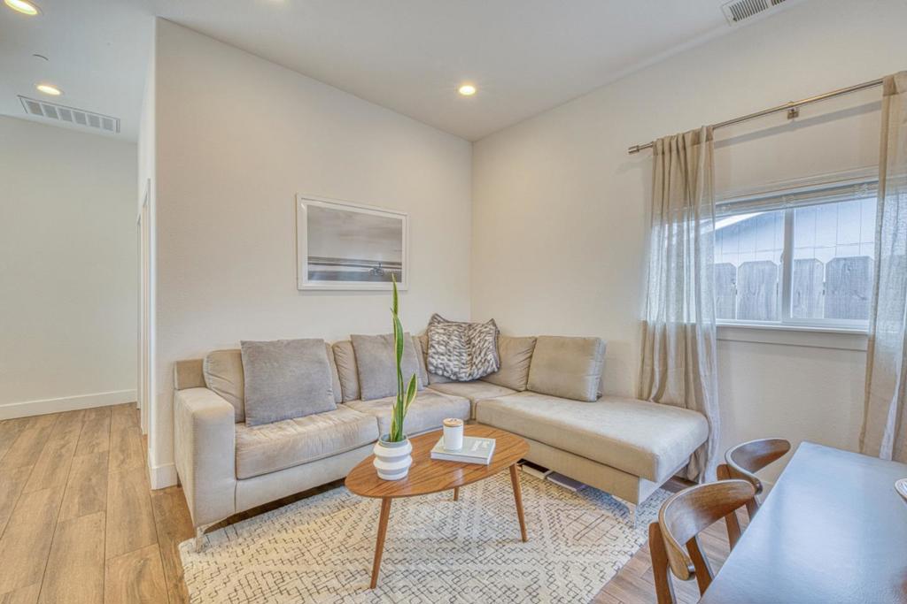 1816 Baker Street Property Photo 5