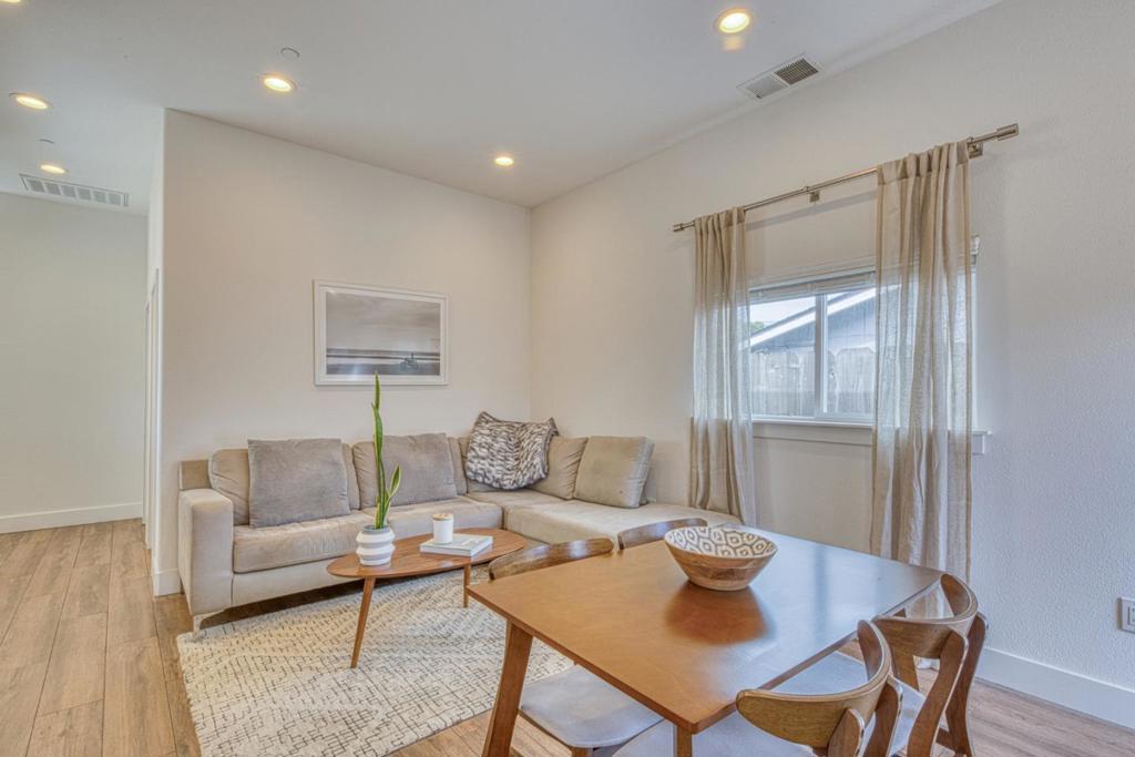 1816 Baker Street Property Photo 6