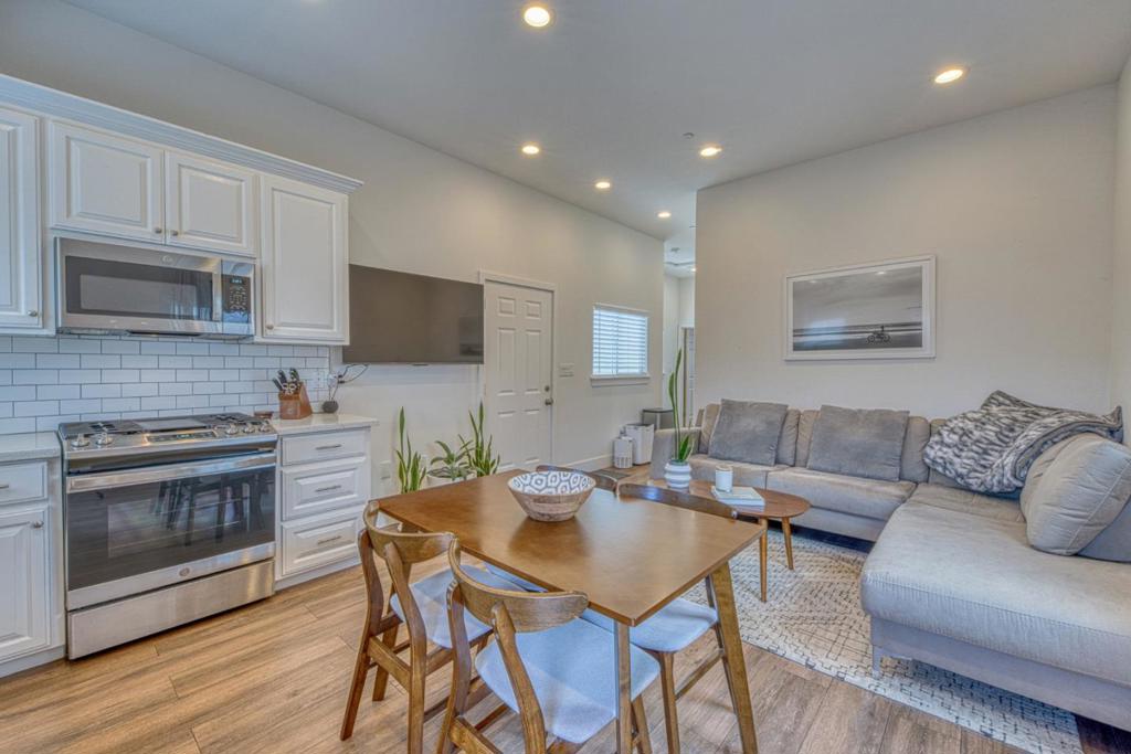 1816 Baker Street Property Photo 7