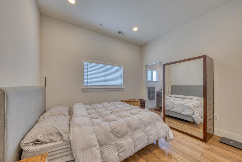 1816 Baker Street Property Photo 13