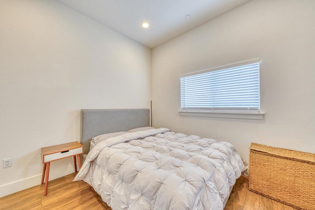 1816 Baker Street Property Photo 14
