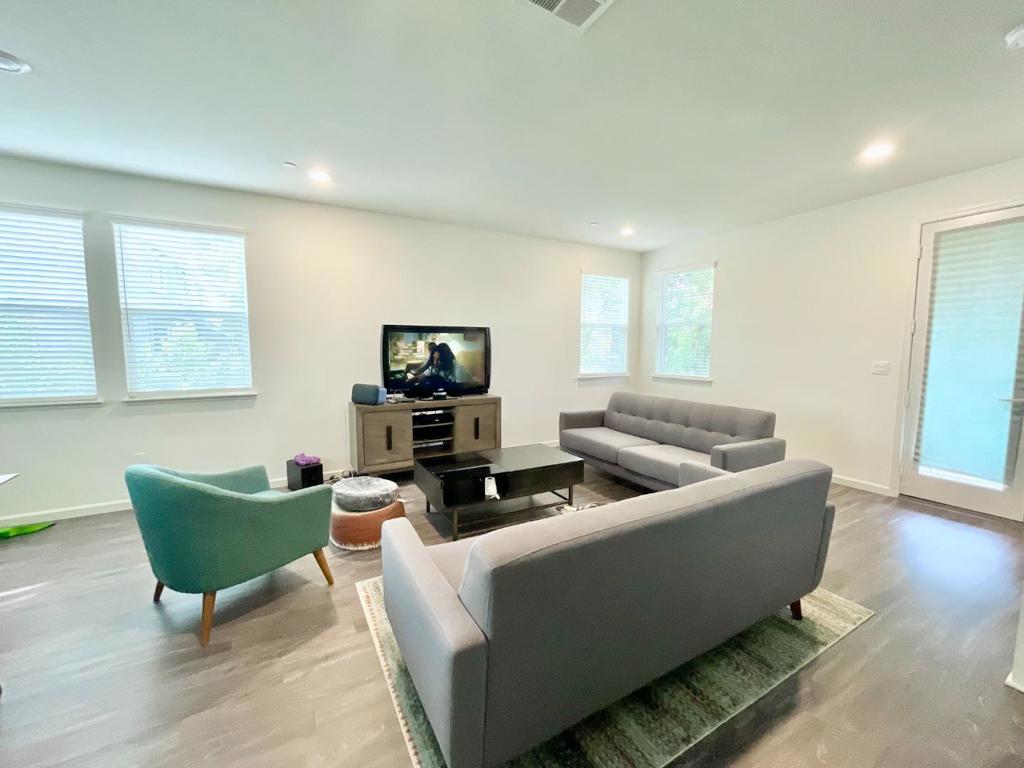 24500 Autumn Mist Way Property Photo 4