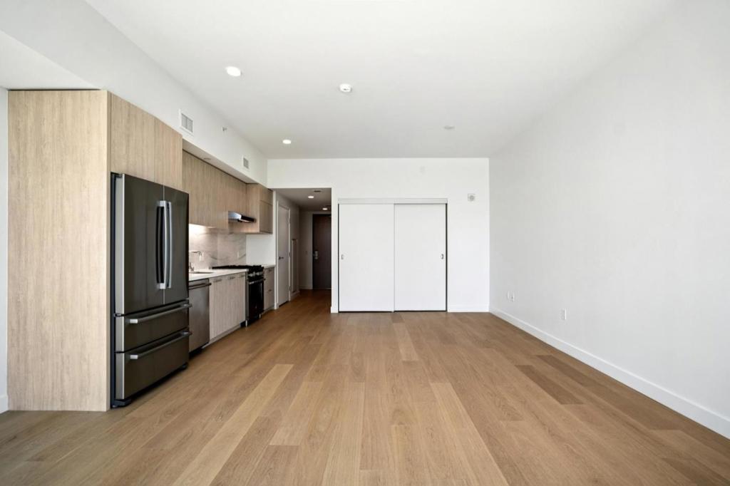 188 W Saint James Street 10410 Property Photo 6