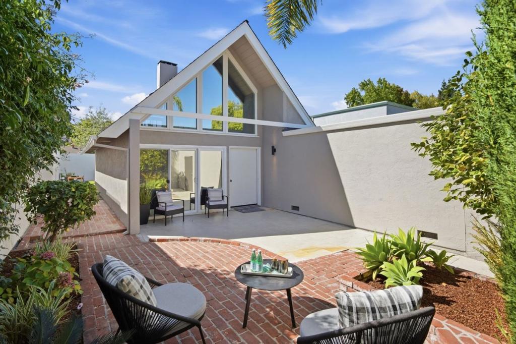 1389 Sydney Drive Property Photo 3
