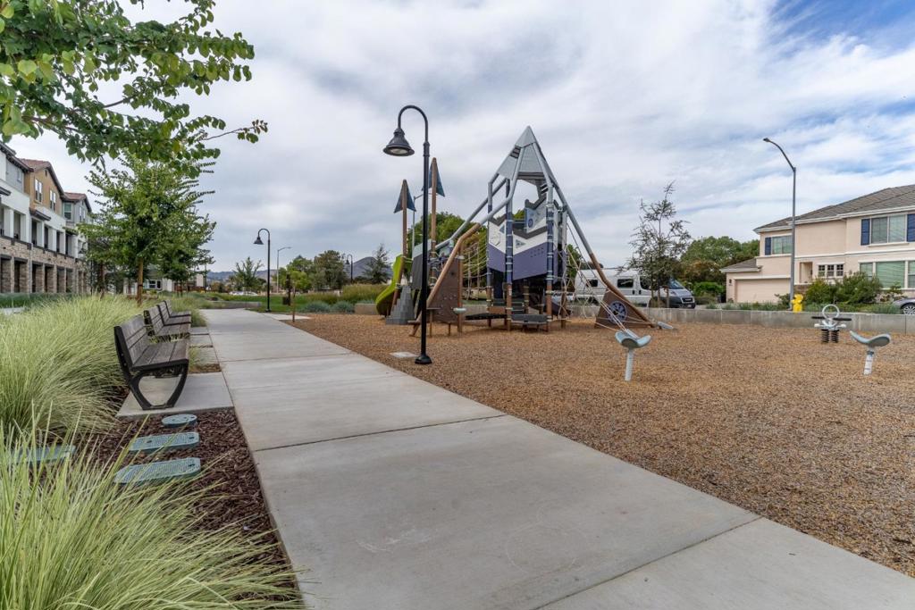 935 Loyola Lane Property Photo 52